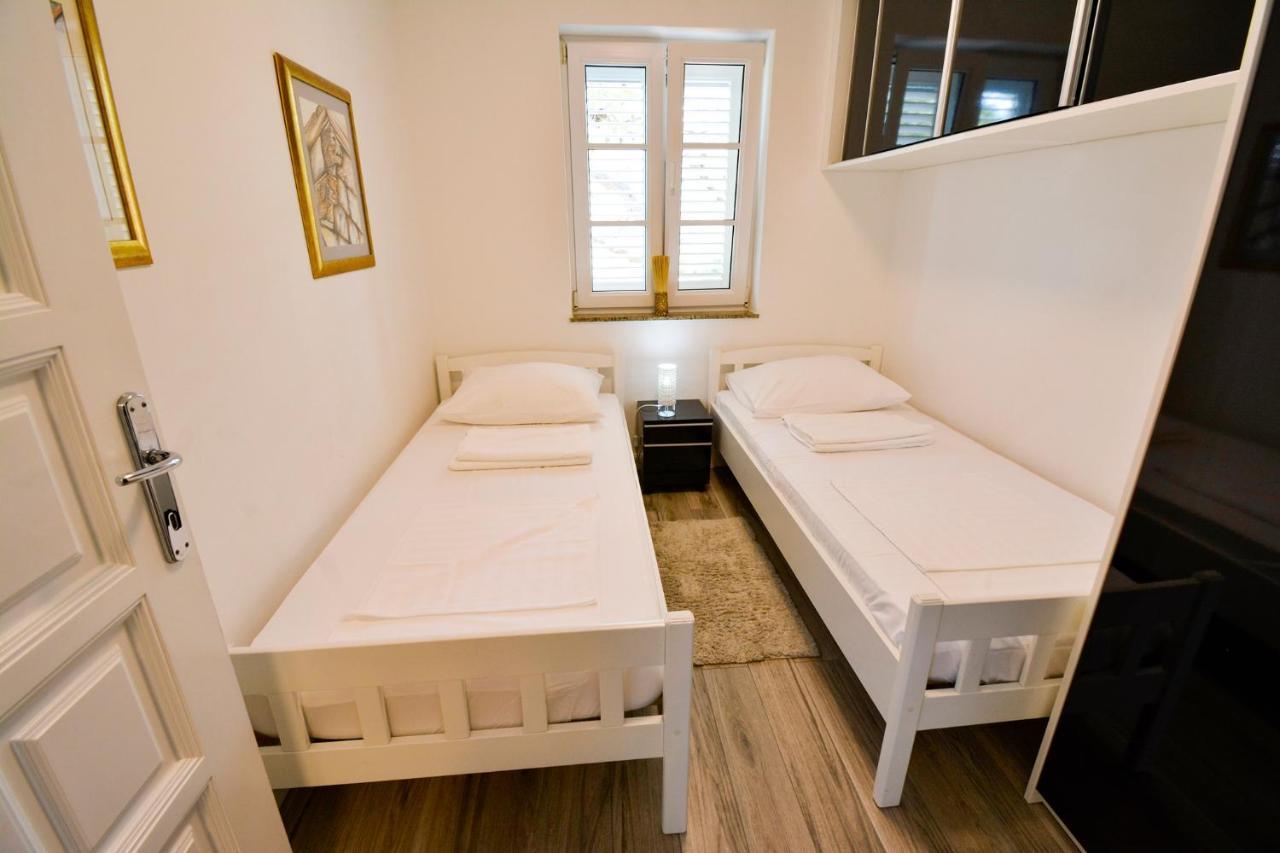 Apartment 10 In Villa Petrac Banjol Extérieur photo